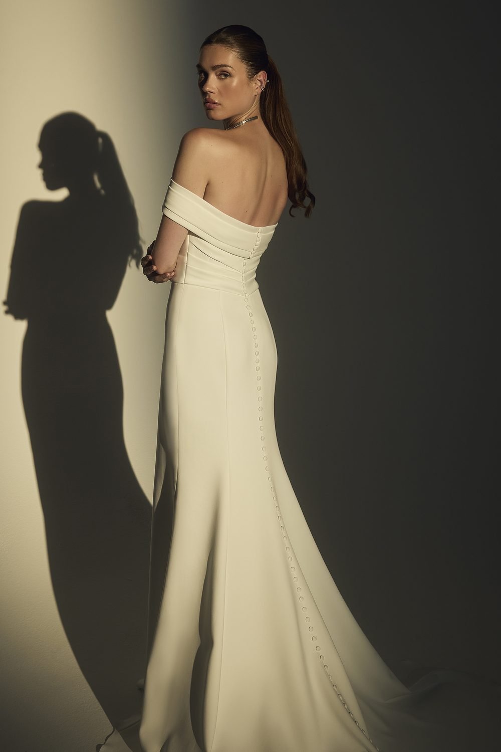 Robe de mariée sirène, moderne et minimaliste — Enid par Casablanca Bridal, vue 4, showroom MADAMOON Paris 10e