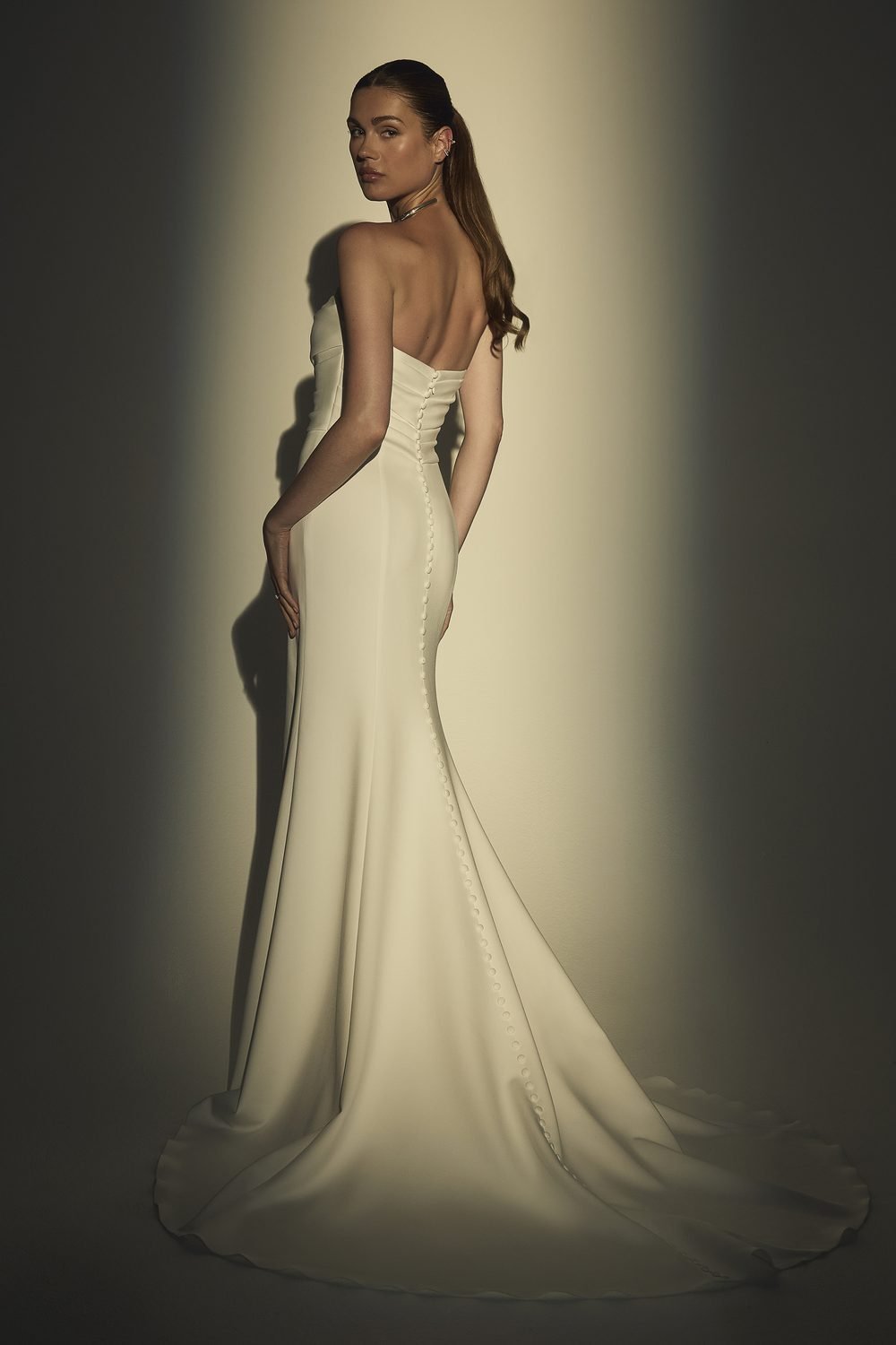 Robe de mariée sirène, moderne et minimaliste — Enid par Casablanca Bridal, vue 6, showroom MADAMOON Paris 10e