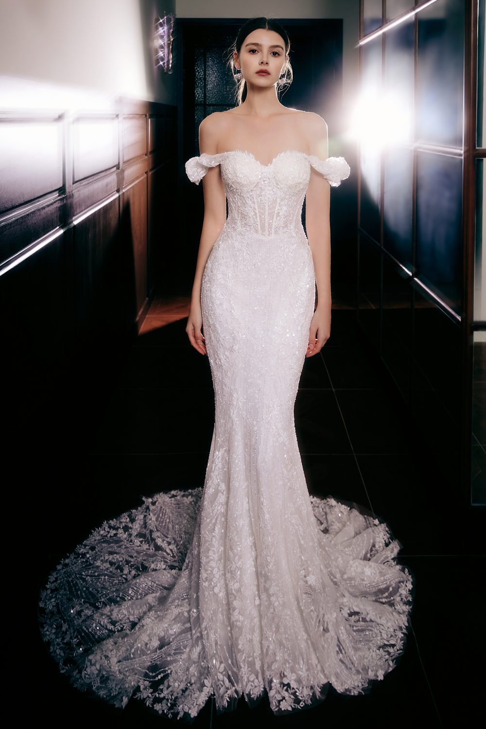 Robe de mariée sirène en dentelle et détails scintillants — Fancy par Casablanca Bridal, showroom MADAMOON Paris 10e
