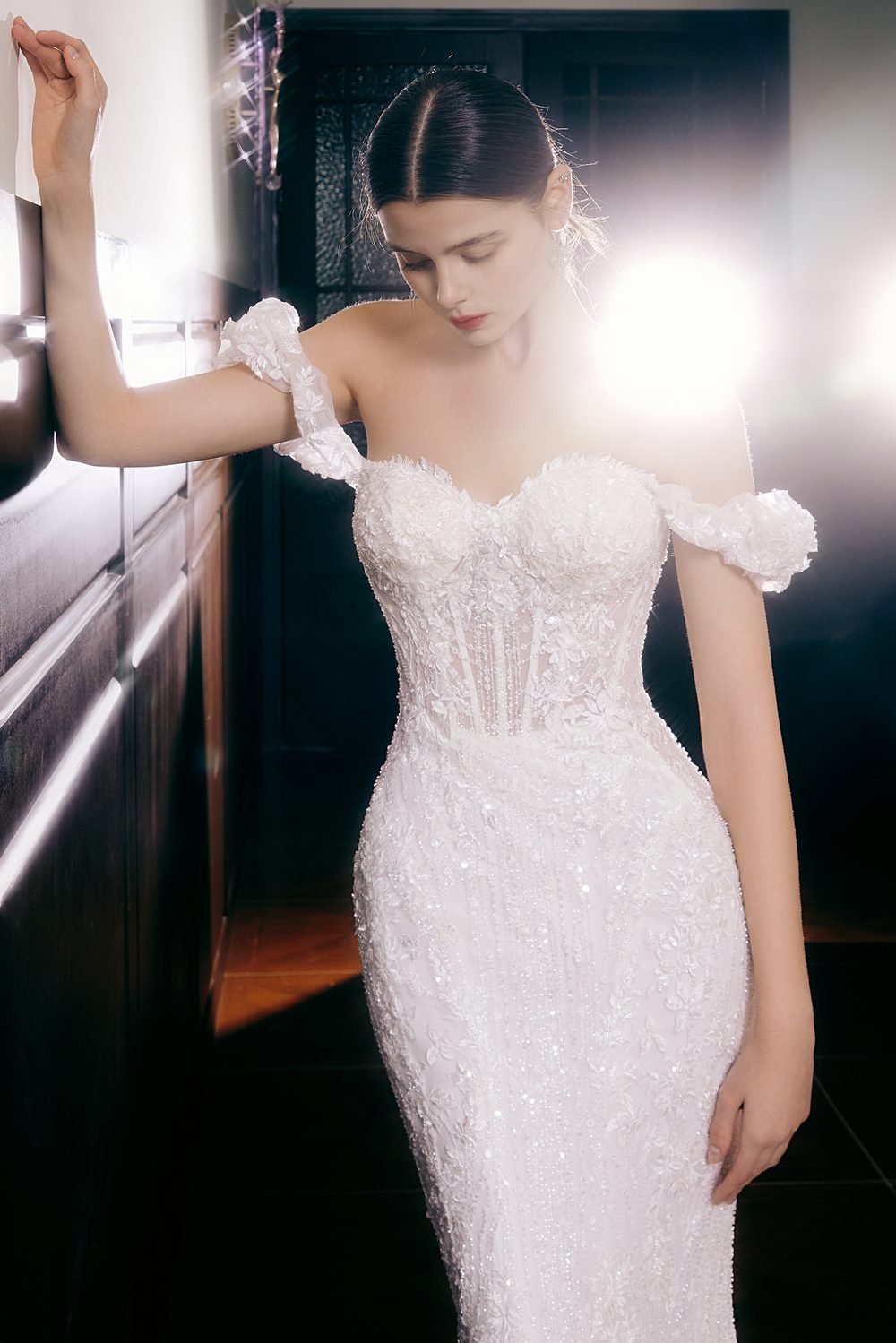 Robe de mariée sirène en dentelle et détails scintillants — Fancy par Casablanca Bridal, vue 2, showroom MADAMOON Paris 10e
