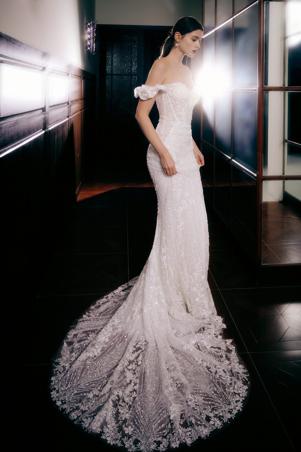 Robe de mariée sirène en dentelle et détails scintillants — Fancy par Casablanca Bridal, vue 3, showroom MADAMOON Paris 10e