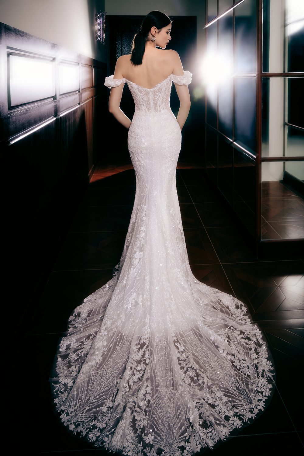 Robe de mariée sirène en dentelle et détails scintillants — Fancy par Casablanca Bridal, vue 4, showroom MADAMOON Paris 10e