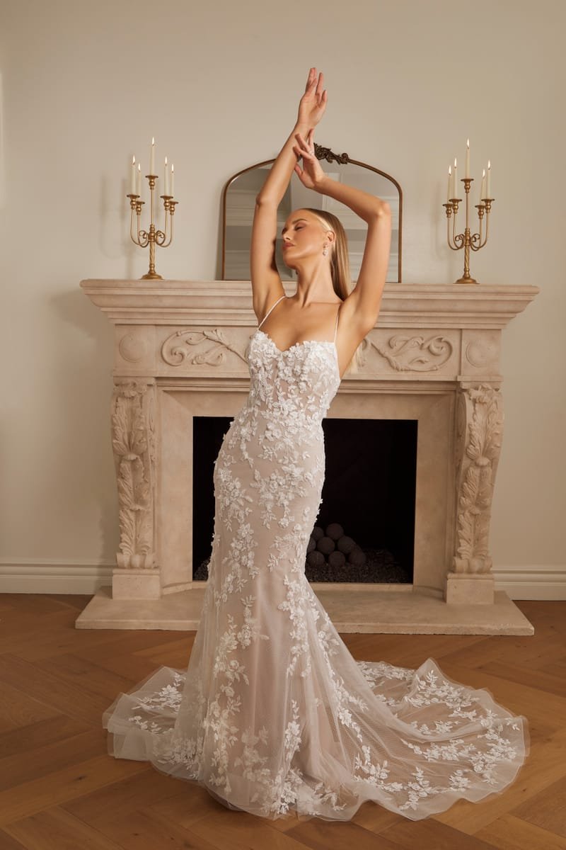 Robe de mariée sirène, dentelle en relief pour un look sophistiqué — Meredith par Casablanca Bridal, showroom MADAMOON Paris 10e