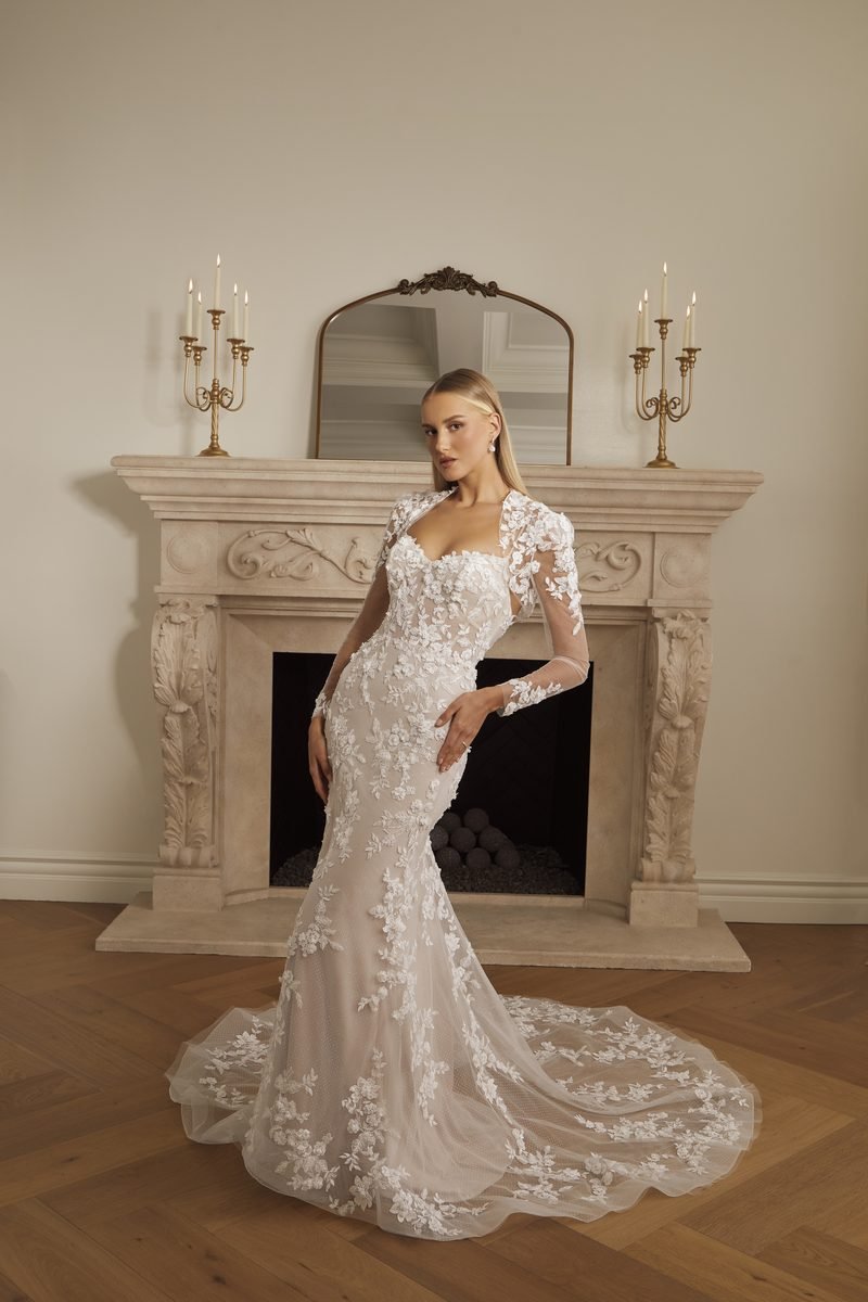 Wedding dress, mermaid, raised lace for a sophisticated look — Meredith by Casablanca Bridal, view 4, MADAMOON showroom, Paris 10e