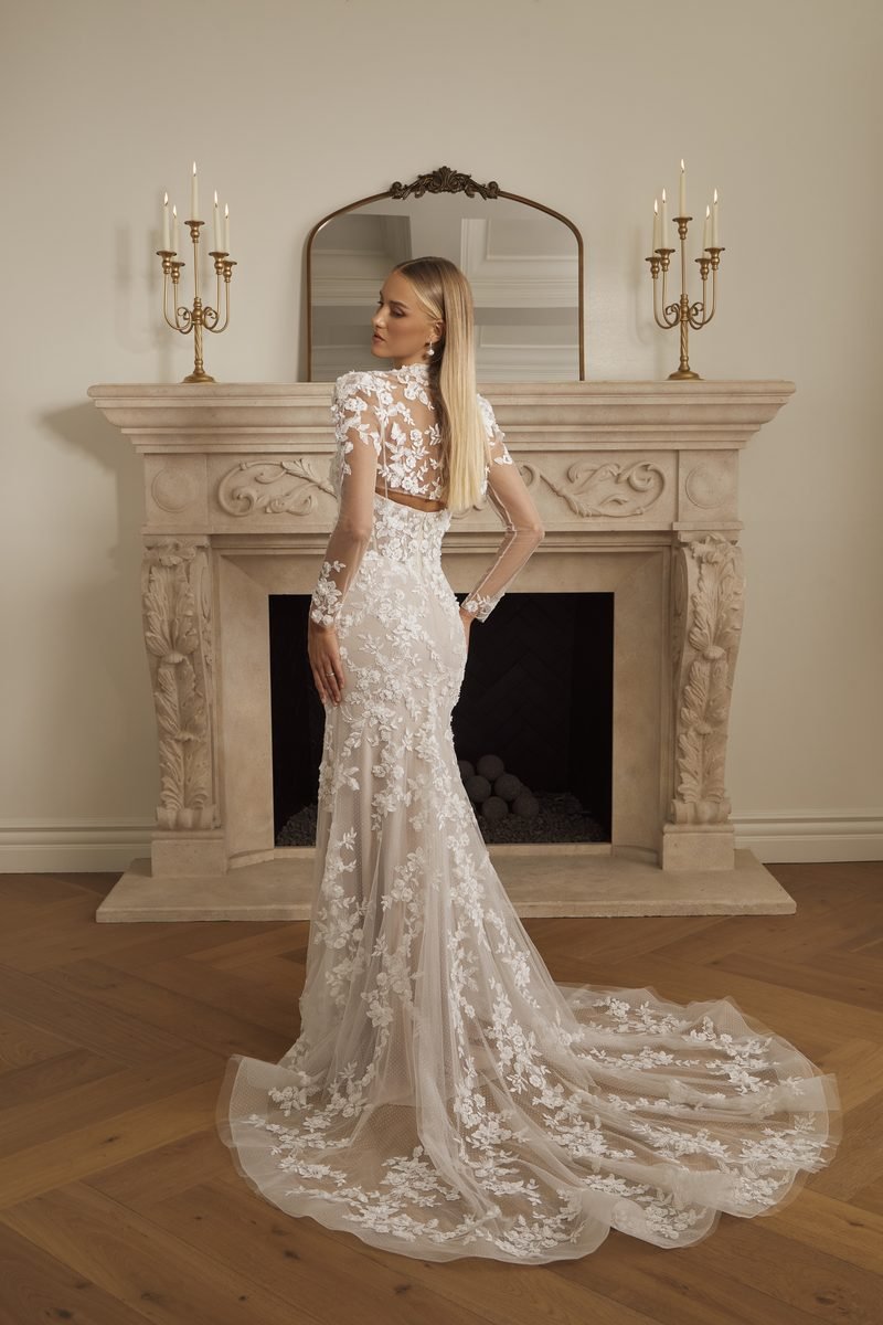 Wedding dress, mermaid, raised lace for a sophisticated look — Meredith by Casablanca Bridal, view 5, MADAMOON showroom, Paris 10e