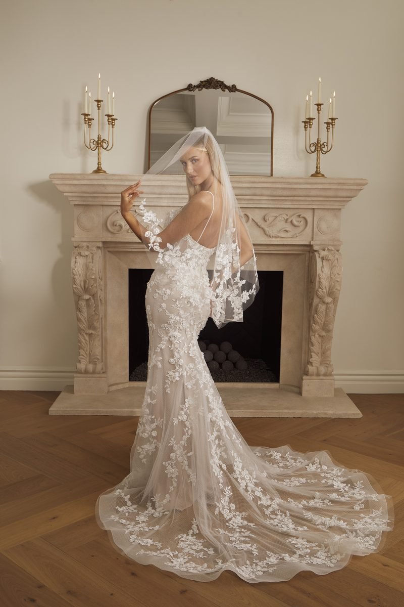 Wedding dress, mermaid, raised lace for a sophisticated look — Meredith by Casablanca Bridal, view 6, MADAMOON showroom, Paris 10e