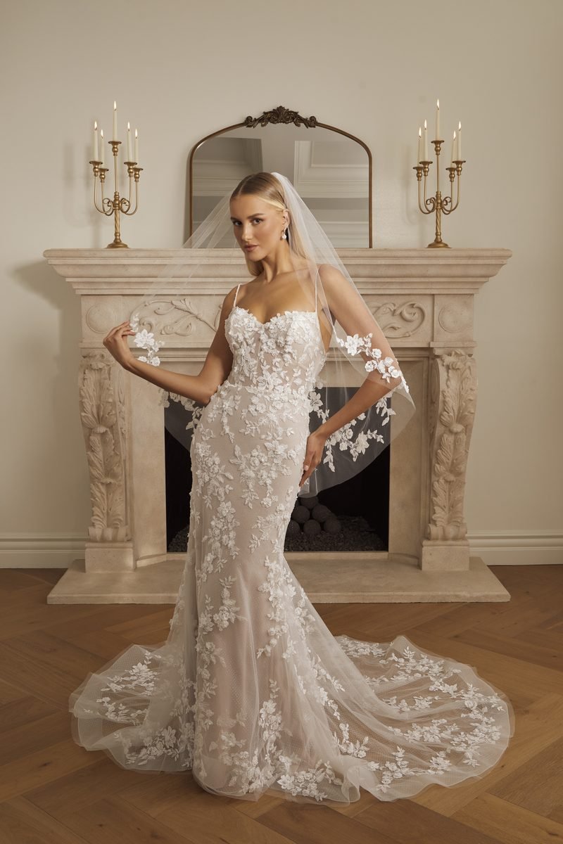 Wedding dress, mermaid, raised lace for a sophisticated look — Meredith by Casablanca Bridal, view 7, MADAMOON showroom, Paris 10e