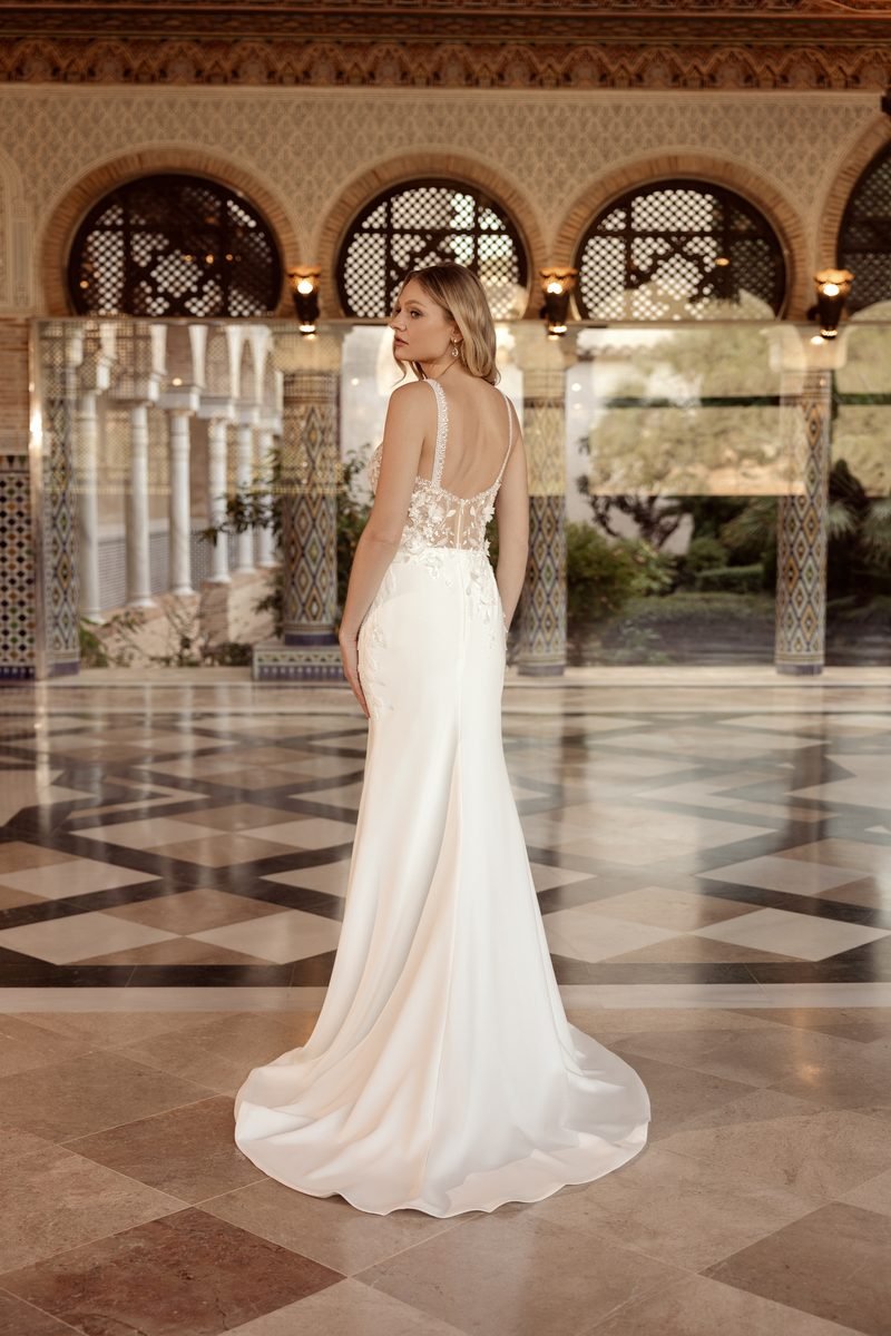 Robe de mariée sirène en crêpe, dentelle, fente et jupe amovible en tulle — Mira par Monica Loretti, vue 2, showroom MADAMOON Paris 10e
