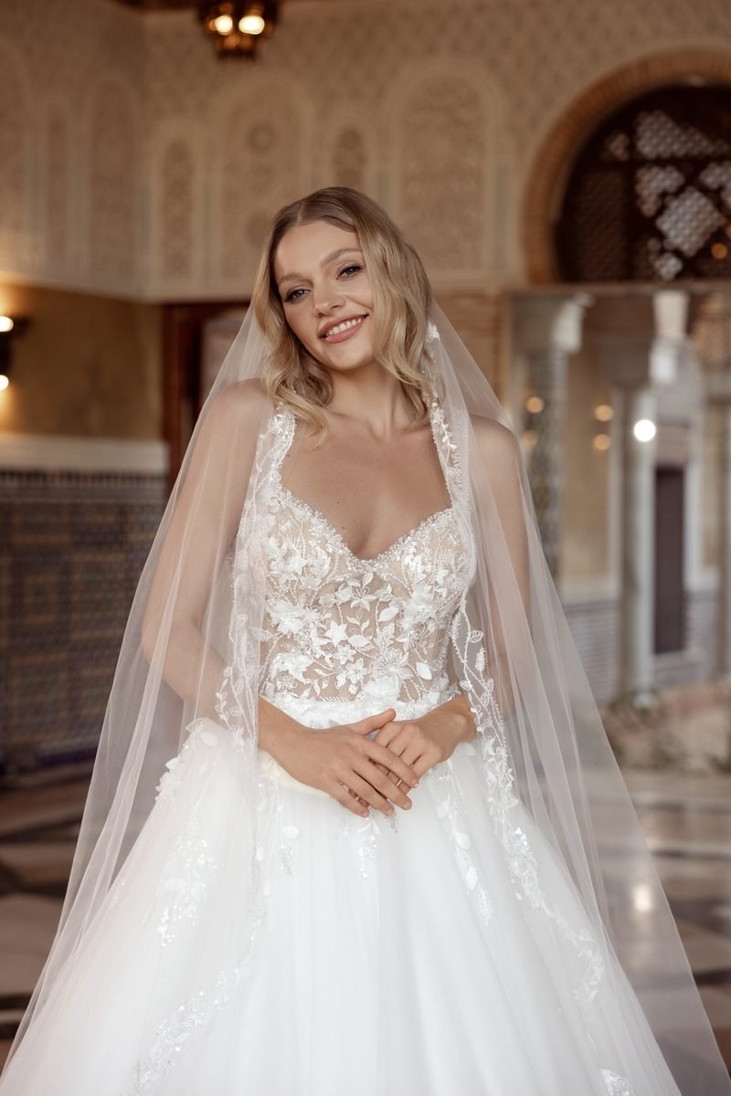 Robe de mariée sirène en crêpe, dentelle, fente et jupe amovible en tulle — Mira par Monica Loretti, vue 3, showroom MADAMOON Paris 10e