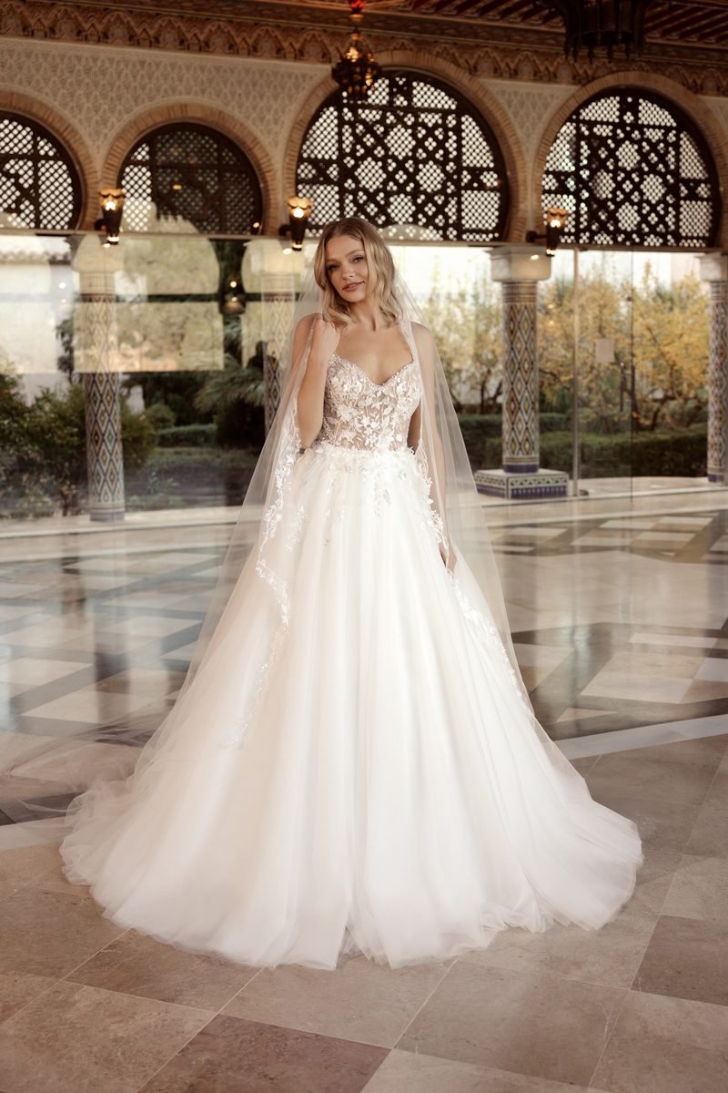 Robe de mariée sirène en crêpe, dentelle, fente et jupe amovible en tulle — Mira par Monica Loretti, vue 5, showroom MADAMOON Paris 10e