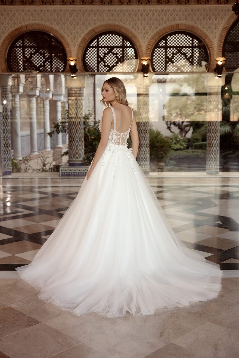 Robe de mariée sirène en crêpe, dentelle, fente et jupe amovible en tulle — Mira par Monica Loretti, vue 6, showroom MADAMOON Paris 10e