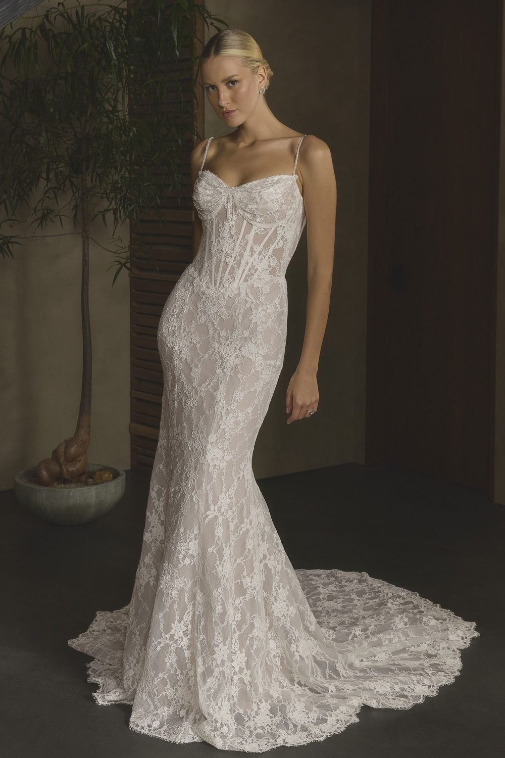 Robe de mariée sirène en dentelle de Chantilly, corset basque en pointe — Oksana par Casablanca Bridal, showroom MADAMOON Paris 10e