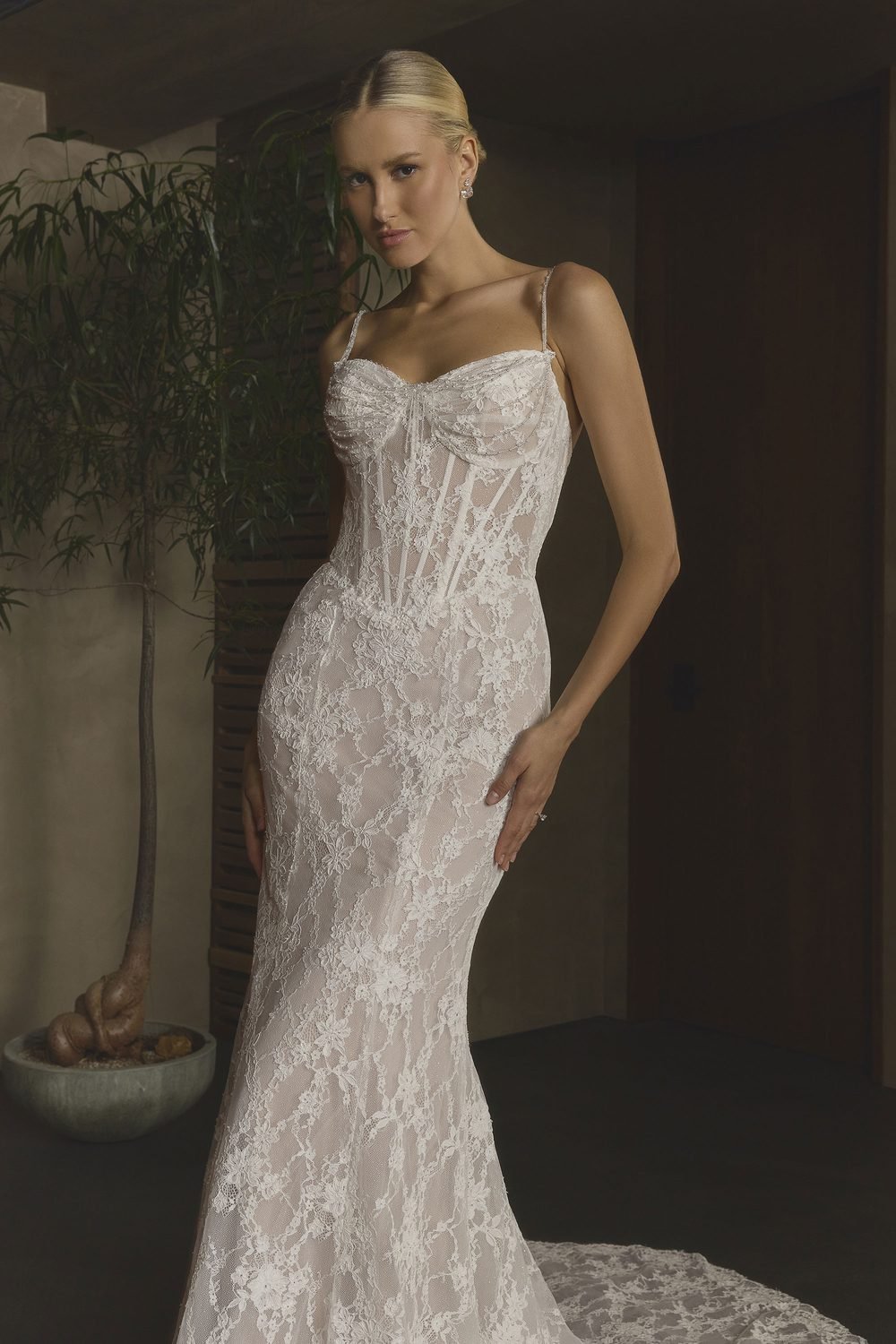 Robe de mariée sirène en dentelle de Chantilly, corset basque en pointe — Oksana par Casablanca Bridal, vue 2, showroom MADAMOON Paris 10e
