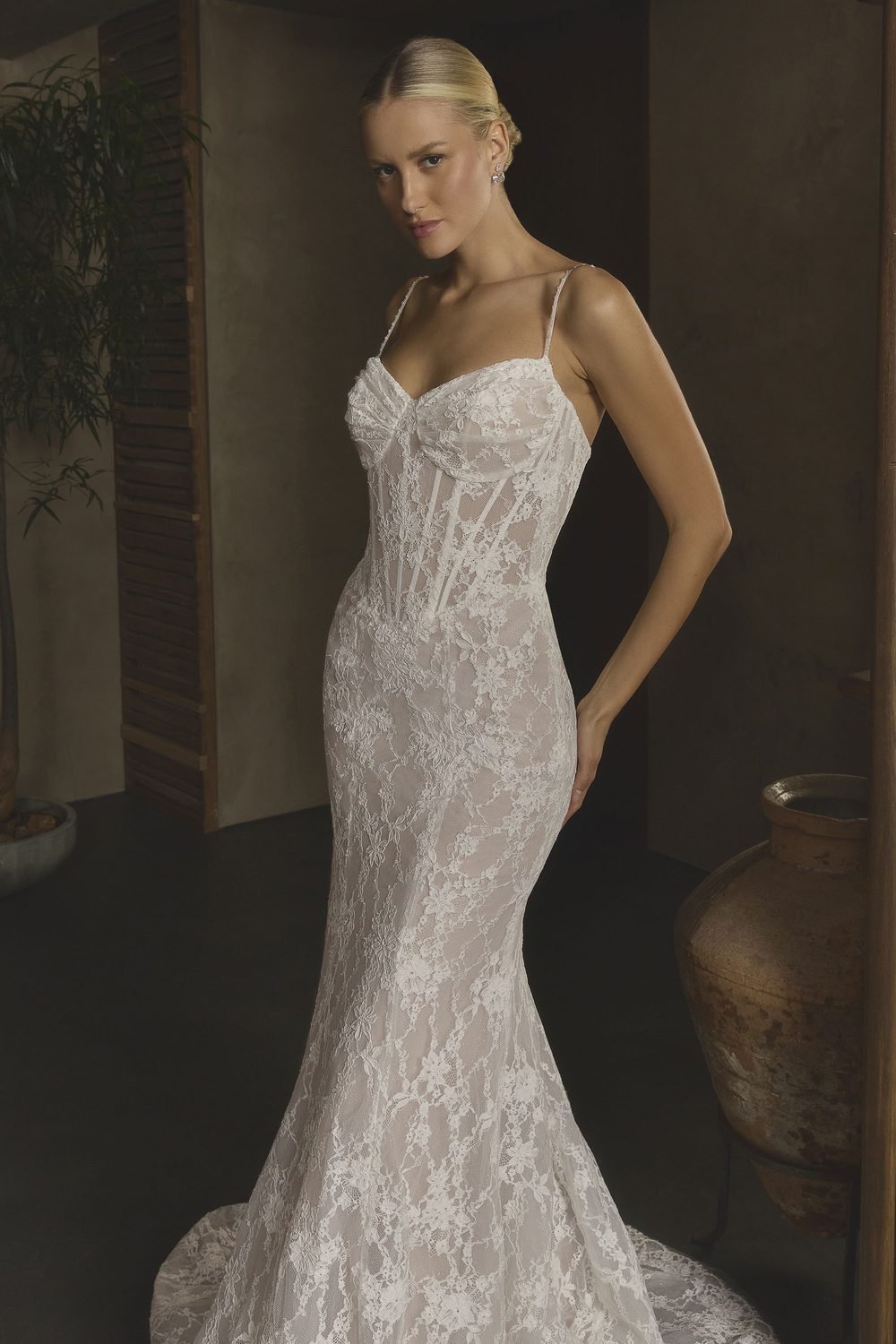 Robe de mariée sirène en dentelle de Chantilly, corset basque en pointe — Oksana par Casablanca Bridal, vue 3, showroom MADAMOON Paris 10e