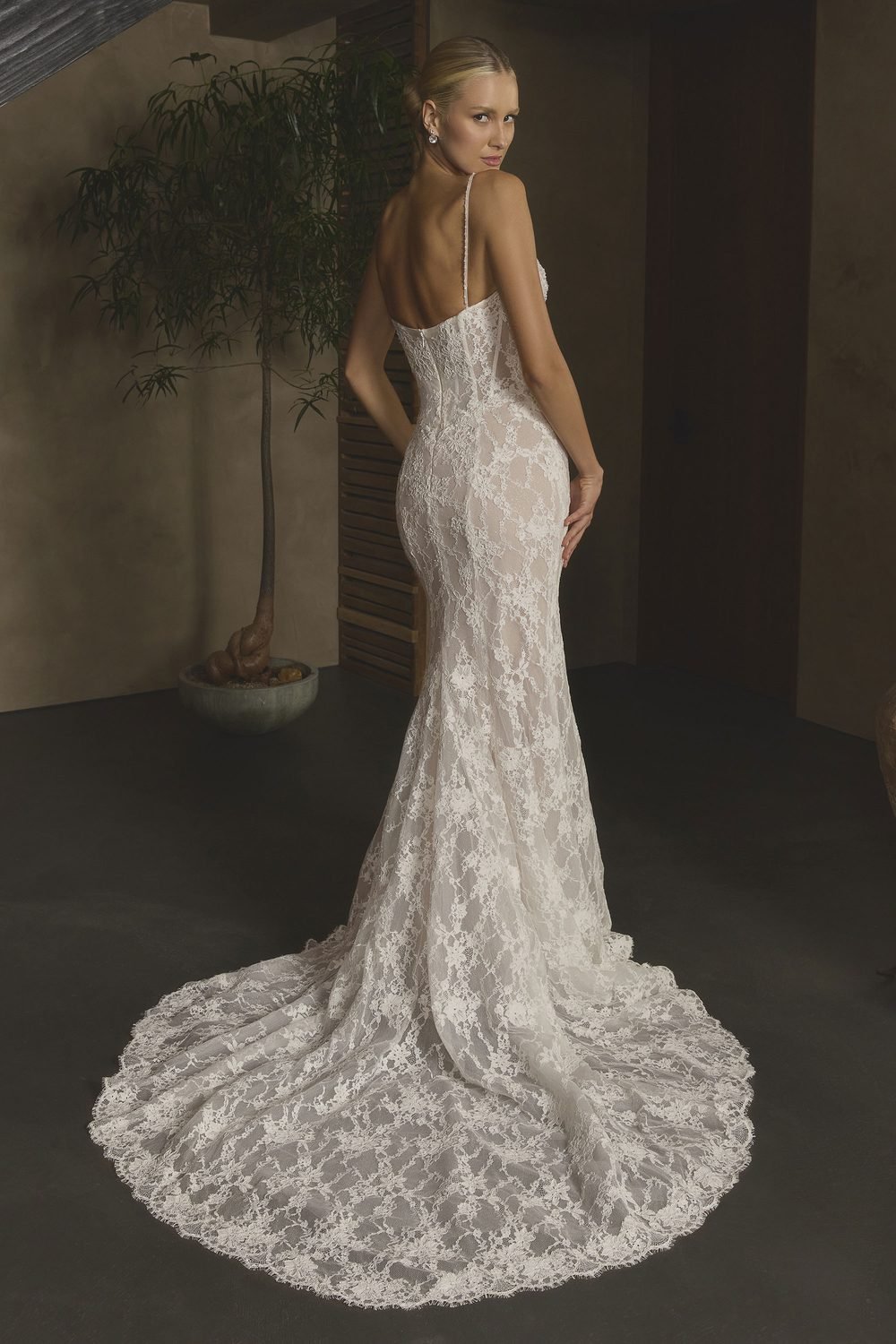 Robe de mariée sirène en dentelle de Chantilly, corset basque en pointe — Oksana par Casablanca Bridal, vue 4, showroom MADAMOON Paris 10e