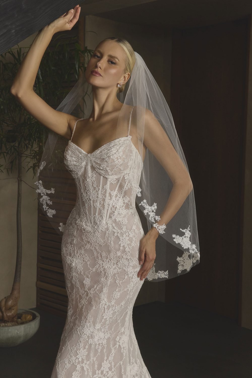 Robe de mariée sirène en dentelle de Chantilly, corset basque en pointe — Oksana par Casablanca Bridal, vue 7, showroom MADAMOON Paris 10e