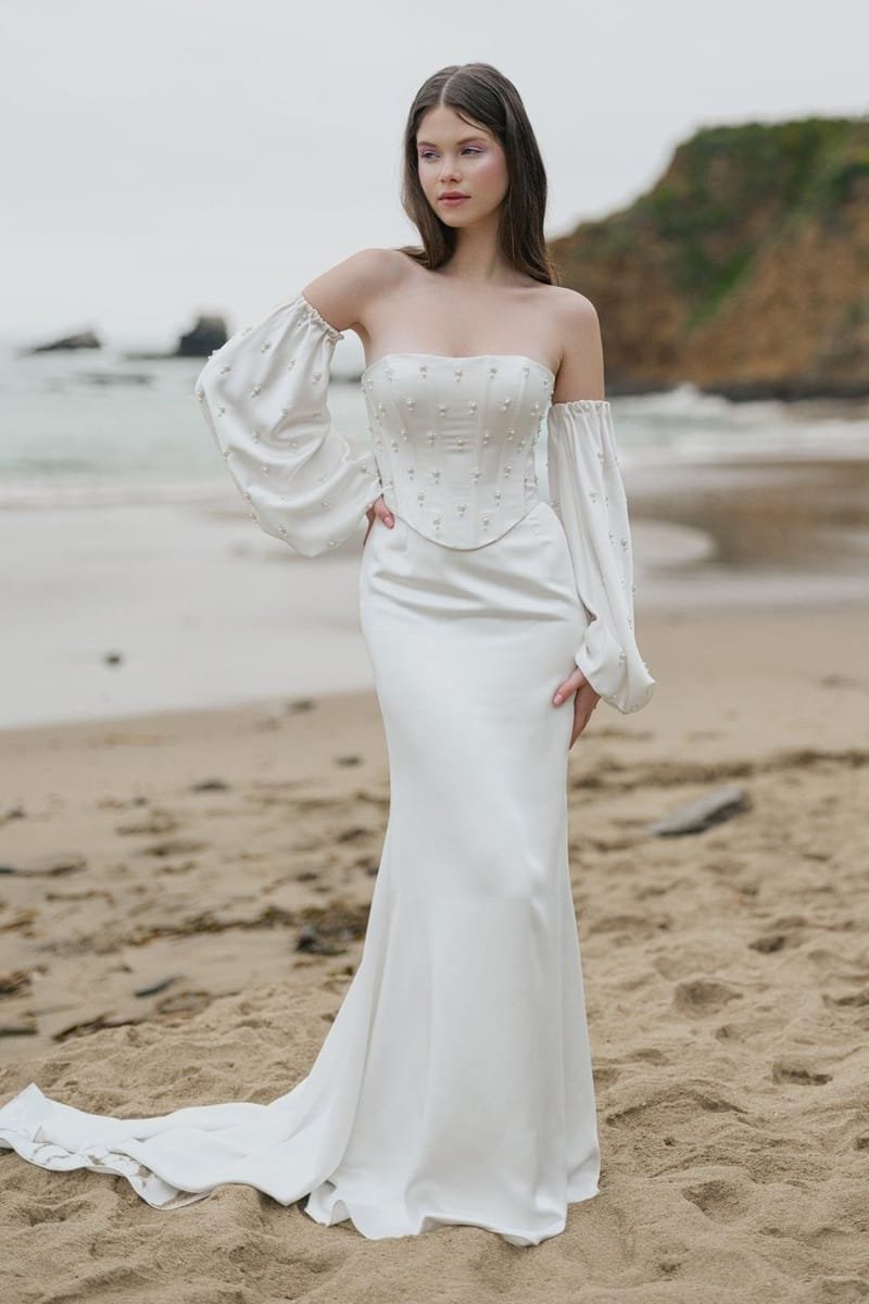 Robe de mariée sirène en charmeuse, corset structuré et manches amovibles — Riviera par Watters Designs, showroom MADAMOON Paris 10e