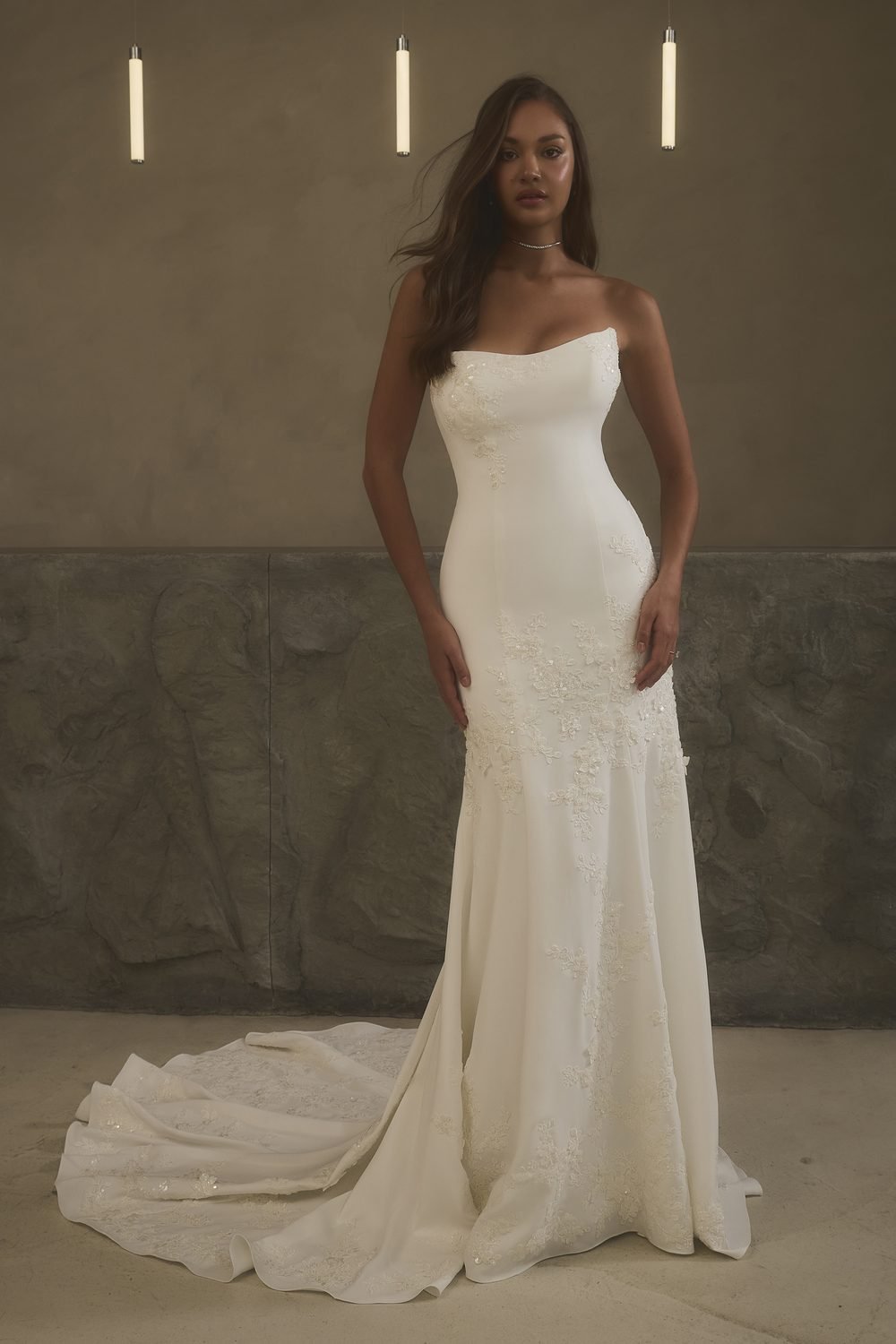 Robe de mariée sirène en satin mat et dentelle, avec cape assortie — Sheridan par Casablanca Bridal, showroom MADAMOON Paris 10e