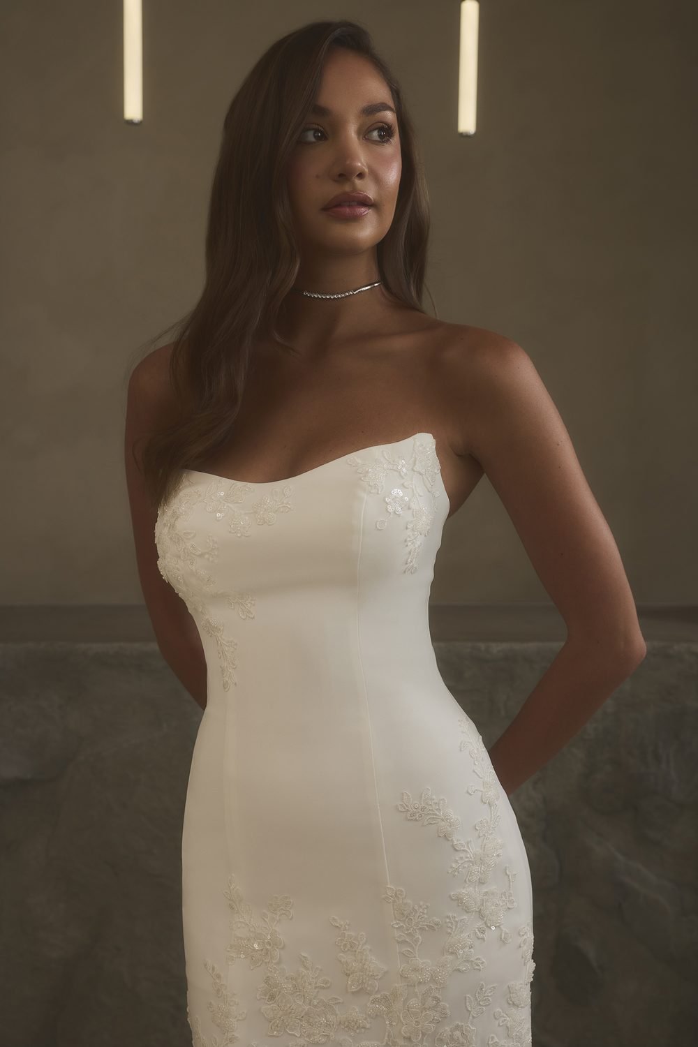 Robe de mariée sirène en satin mat et dentelle, avec cape assortie — Sheridan par Casablanca Bridal, vue 2, showroom MADAMOON Paris 10e
