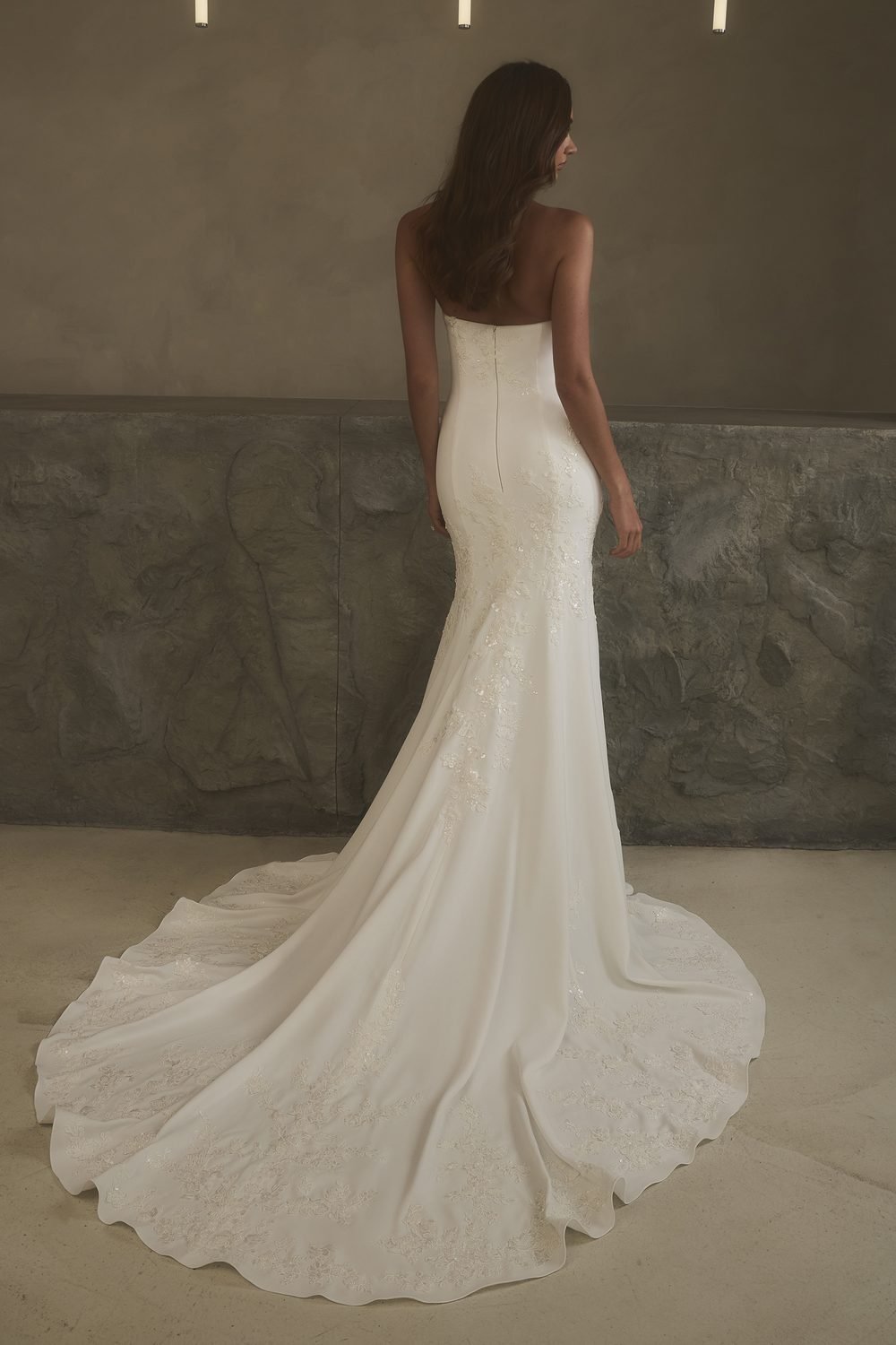 Robe de mariée sirène en satin mat et dentelle, avec cape assortie — Sheridan par Casablanca Bridal, vue 3, showroom MADAMOON Paris 10e