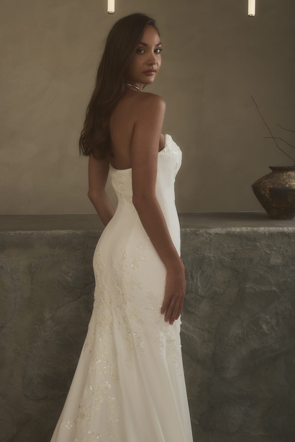 Robe de mariée sirène en satin mat et dentelle, avec cape assortie — Sheridan par Casablanca Bridal, vue 4, showroom MADAMOON Paris 10e