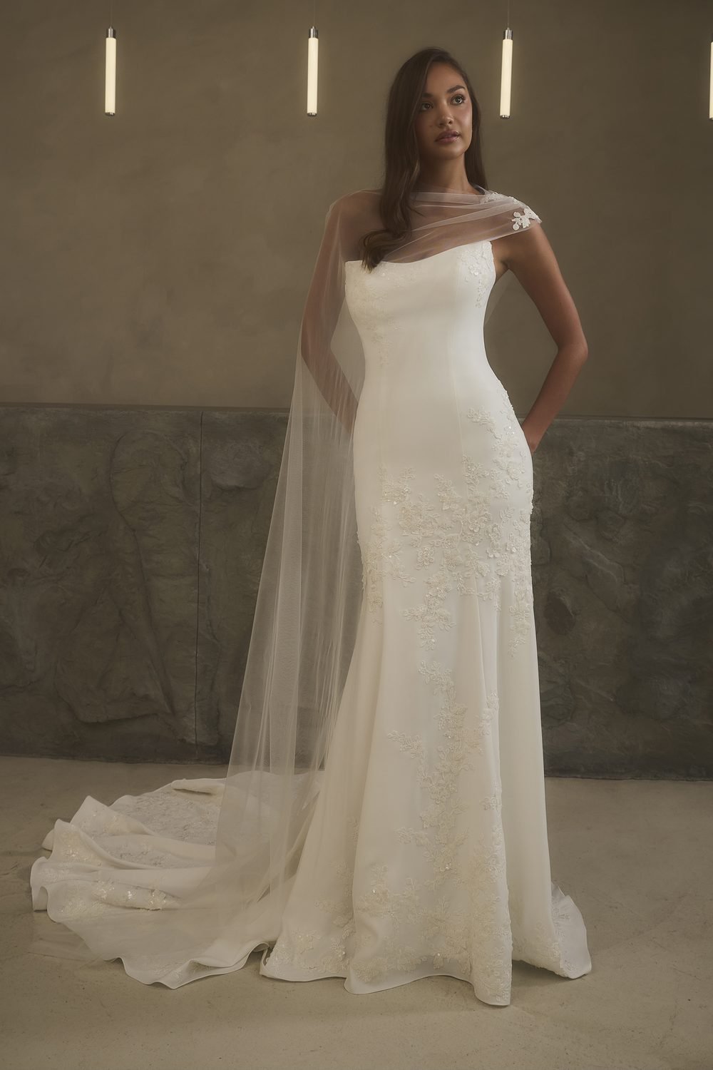 Robe de mariée sirène en satin mat et dentelle, avec cape assortie — Sheridan par Casablanca Bridal, showroom MADAMOON Paris 10e