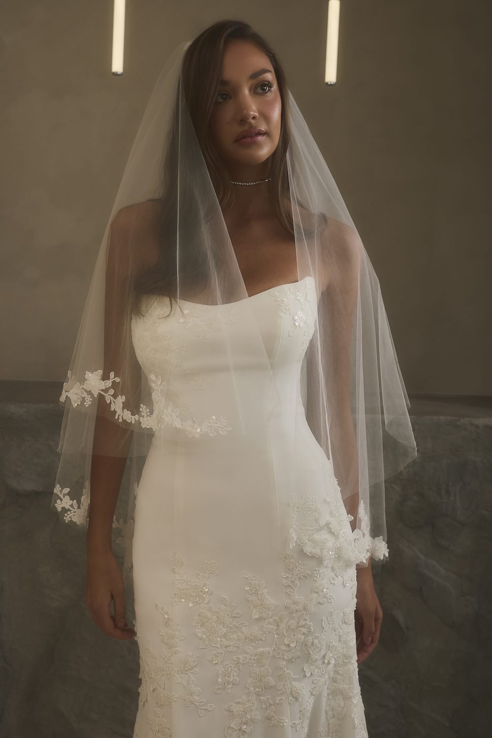 Robe de mariée sirène en satin mat et dentelle, avec cape assortie — Sheridan par Casablanca Bridal, vue 6, showroom MADAMOON Paris 10e