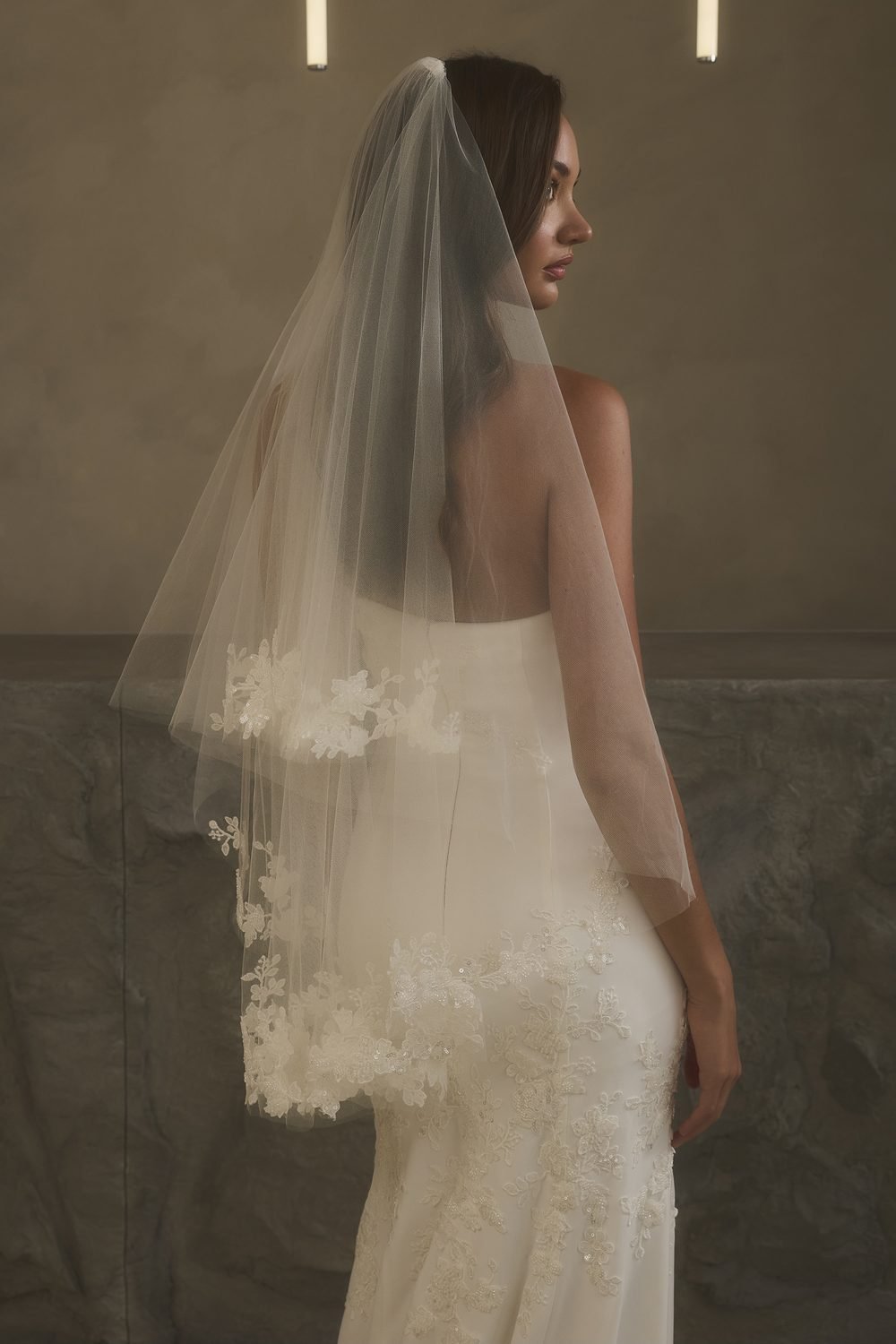 Robe de mariée sirène en satin mat et dentelle, avec cape assortie — Sheridan par Casablanca Bridal, vue 7, showroom MADAMOON Paris 10e