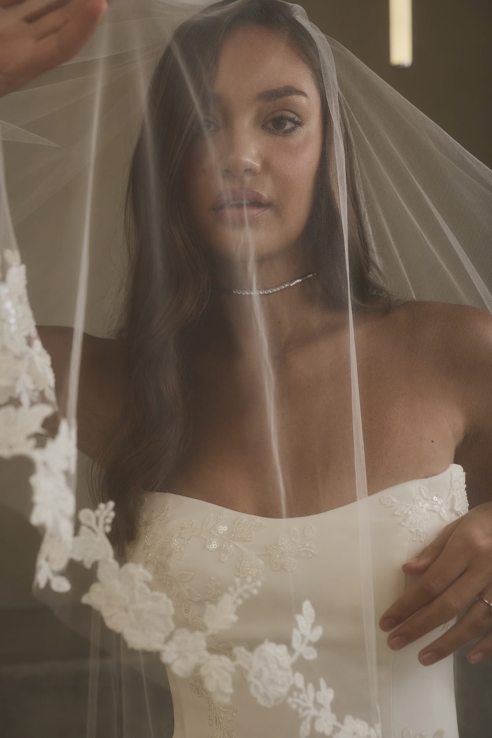 Robe de mariée sirène en satin mat et dentelle, avec cape assortie — Sheridan par Casablanca Bridal, vue 8, showroom MADAMOON Paris 10e