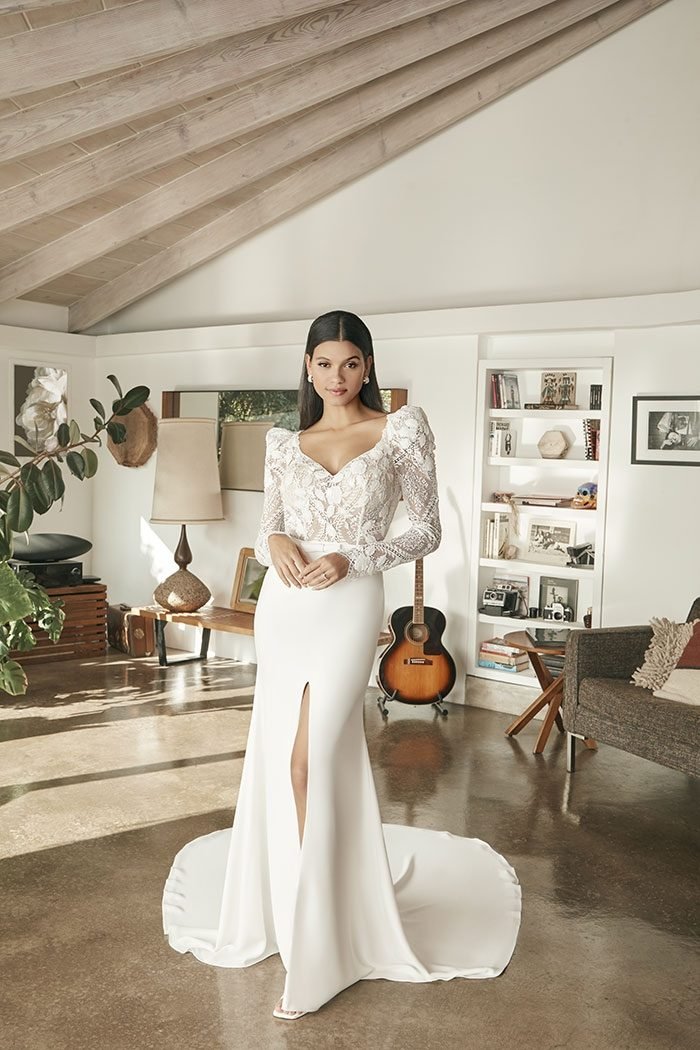 Robe de mariée sirène en dentelle de Chantilly, jupe en crêpe et fente centrale — Shiloh par Casablanca Bridal, showroom MADAMOON Paris 10e