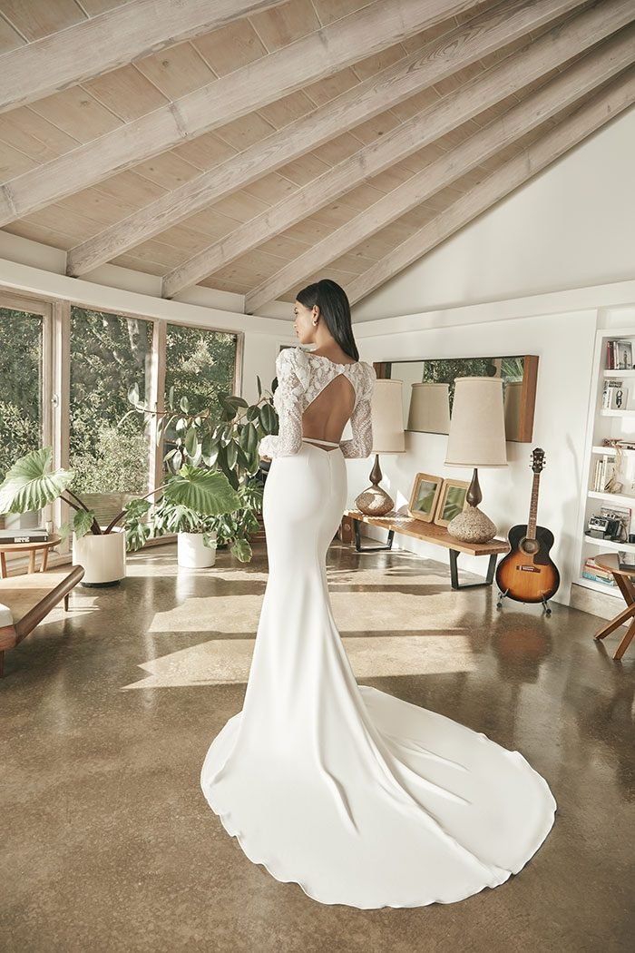 Robe de mariée sirène en dentelle de Chantilly, jupe en crêpe et fente centrale — Shiloh par Casablanca Bridal, vue 4, showroom MADAMOON Paris 10e