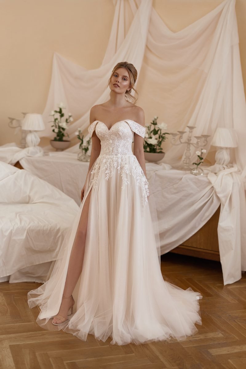 Robe de mariée trapèze ou volume princesse, épaules dégagées et fente — modèle Alicia, showroom MADAMOON Paris 10e