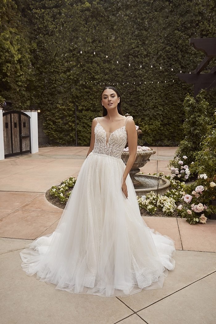 Robe de mariée trapèze pailletée, fines bretelles et corset perlé à la main — Carrie par Casablanca Bridal, showroom MADAMOON Paris 10e
