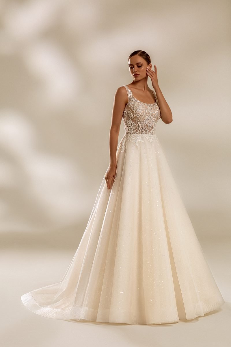 Robe de mariée trapèze ou princesse en tulle, col carré — modèle Dolores, showroom MADAMOON Paris 10e