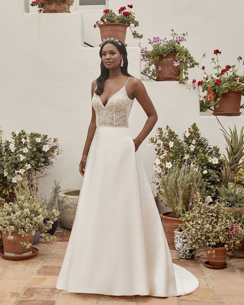 Robe de mariée trapèze, corsage perlé, décolleté en V et jupe de tulle ou de satin — Emerald par Casablanca Bridal, showroom MADAMOON Paris 10e