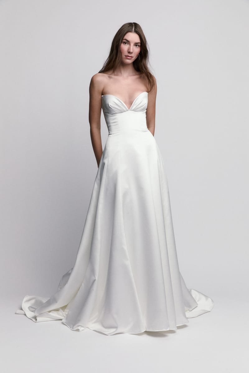 Robe de mariée bustier cœur en satin, jupe trapèze — Finell par Watters Designs, showroom MADAMOON Paris 10e