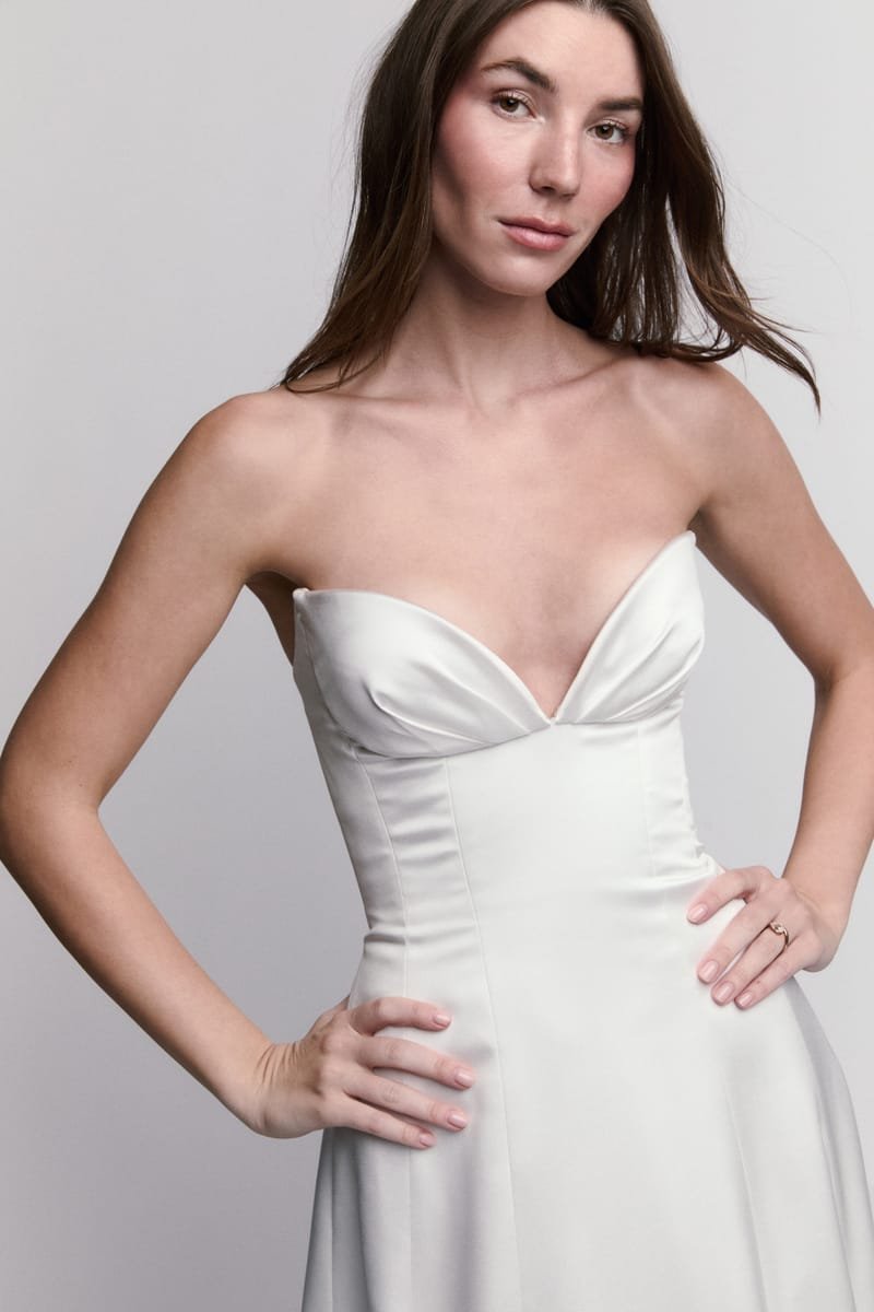 Robe de mariée bustier cœur en satin, jupe trapèze — Finell par Watters Designs, vue 3, showroom MADAMOON Paris 10e