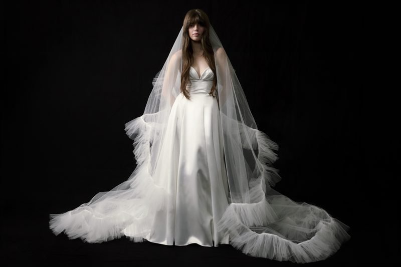 Robe de mariée bustier cœur en satin, jupe trapèze — Finell par Watters Designs, vue 4, showroom MADAMOON Paris 10e