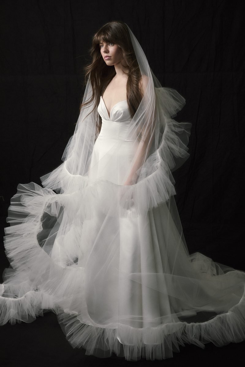 Robe de mariée bustier cœur en satin, jupe trapèze — Finell par Watters Designs, vue 5, showroom MADAMOON Paris 10e