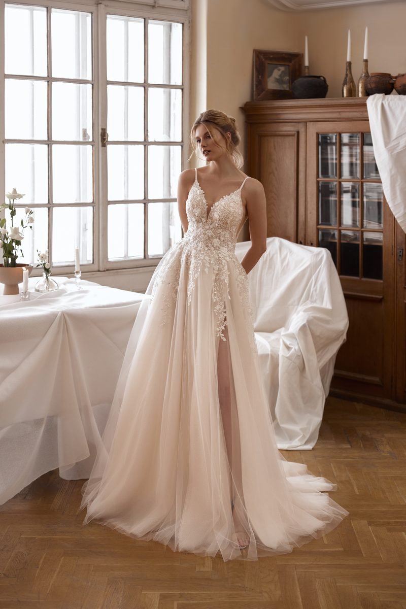 Robe de mariée trapèze ou volume princesse, dentelle délicate, corset à encolure en V et fente — modèle Lovia, showroom MADAMOON Paris 10e