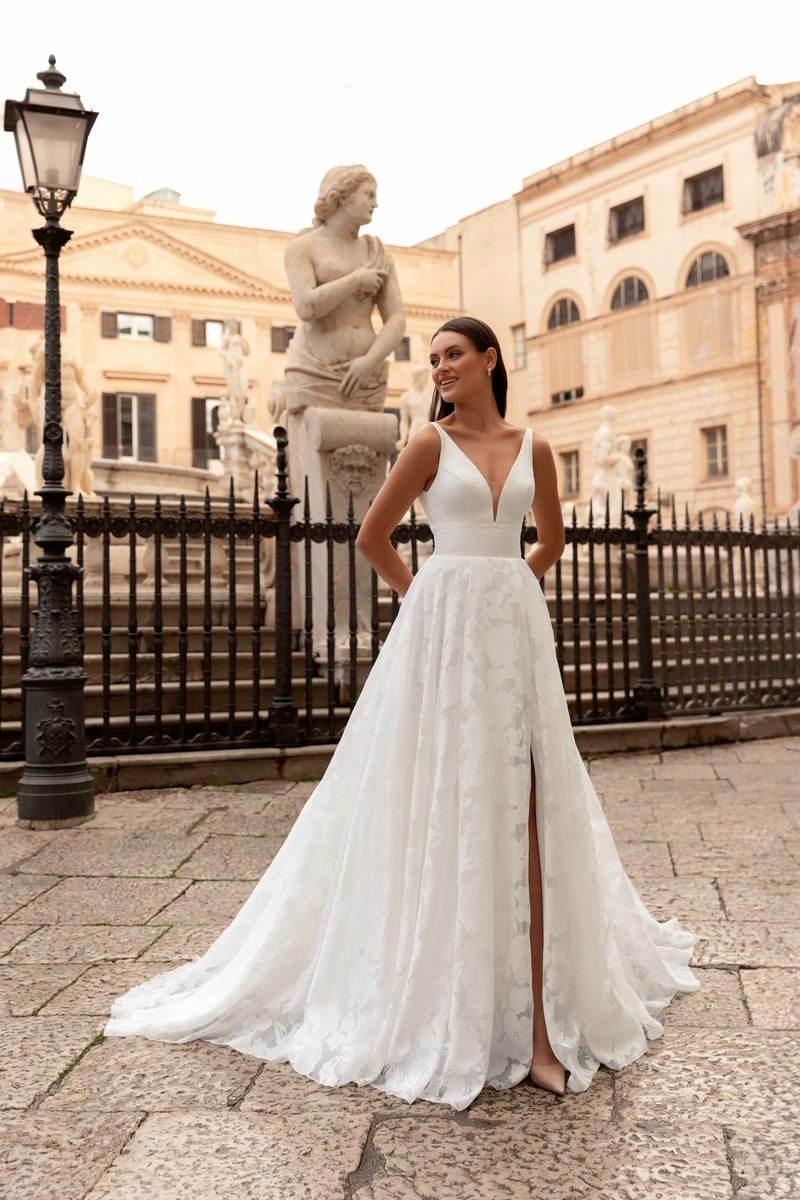 Robe de mariée trapèze, jacquard floral, décolleté V, ceinture et fente — Monica par Monica Loretti, showroom MADAMOON Paris 10e