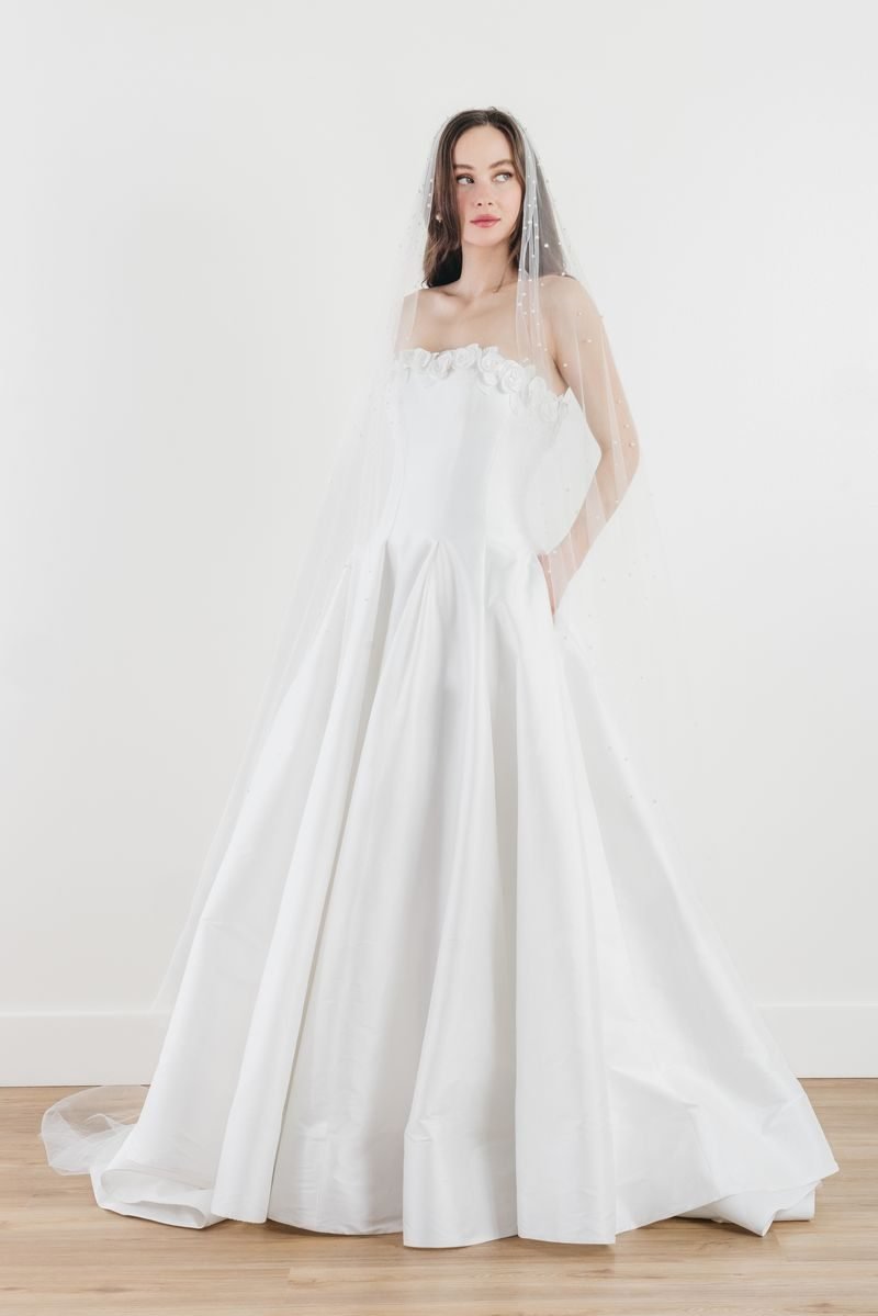 Robe de mariée trapèze, taille basse et décolleté droit — Nirali par Watters Designs, showroom MADAMOON Paris 10e