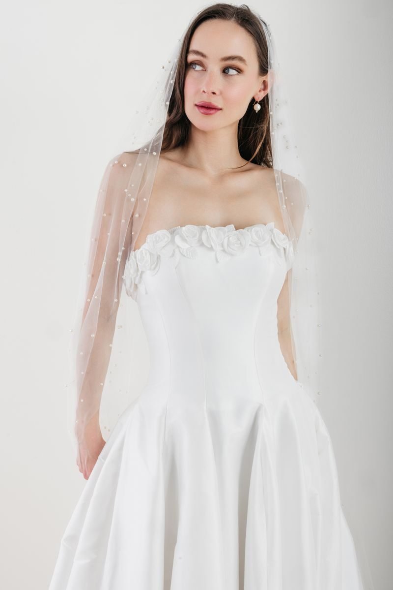 Robe de mariée trapèze, taille basse et décolleté droit — Nirali par Watters Designs, vue 2, showroom MADAMOON Paris 10e