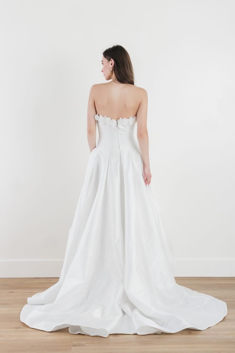 Robe de mariée trapèze, taille basse et décolleté droit — Nirali par Watters Designs, vue 3, showroom MADAMOON Paris 10e