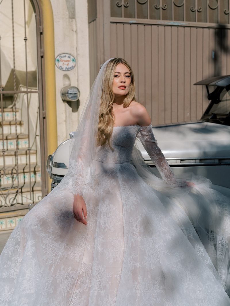 Robe de mariée trapèze en dentelle, avec des manches longues — Pendant par Watters Designs, vue 10, showroom MADAMOON Paris 10e