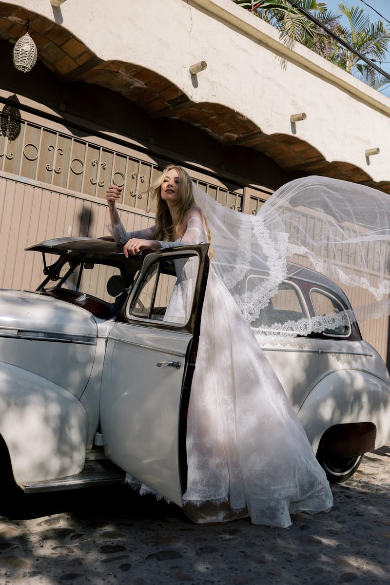 Robe de mariée trapèze en dentelle, avec des manches longues — Pendant par Watters Designs, vue 12, showroom MADAMOON Paris 10e