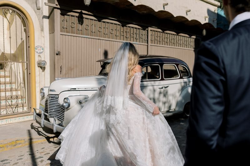 Robe de mariée trapèze en dentelle, avec des manches longues — Pendant par Watters Designs, vue 16, showroom MADAMOON Paris 10e