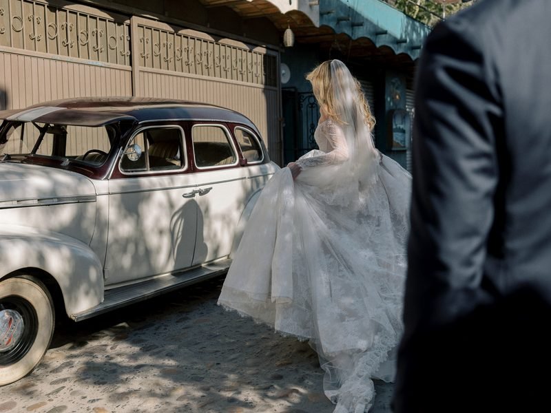 Robe de mariée trapèze en dentelle, avec des manches longues — Pendant par Watters Designs, vue 18, showroom MADAMOON Paris 10e