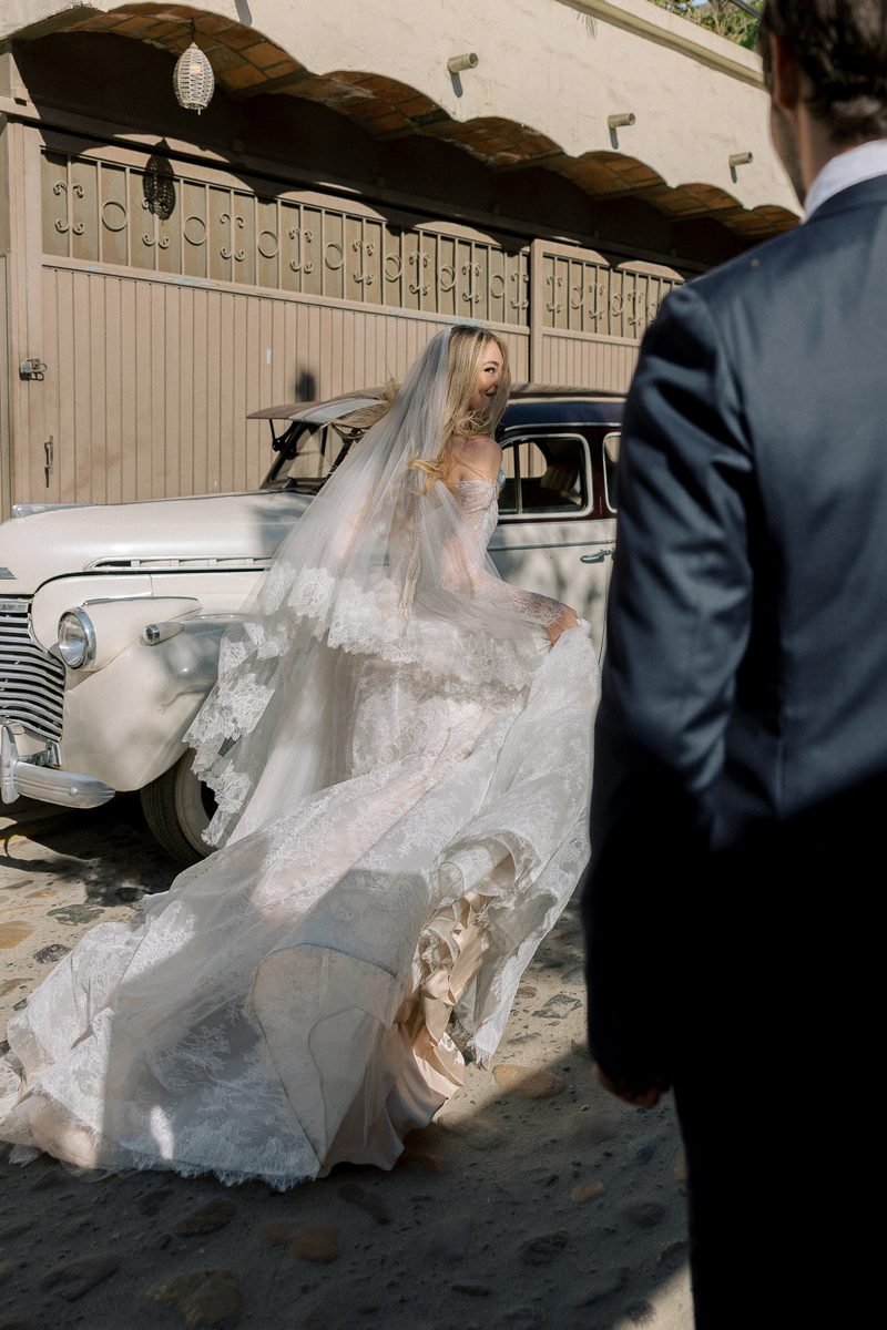 Robe de mariée trapèze en dentelle, avec des manches longues — Pendant par Watters Designs, vue 27, showroom MADAMOON Paris 10e