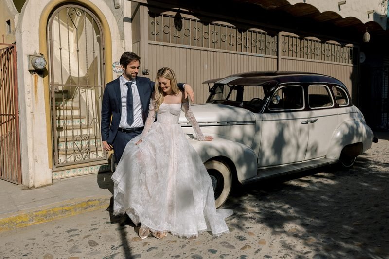 Robe de mariée trapèze en dentelle, avec des manches longues — Pendant par Watters Designs, vue 28, showroom MADAMOON Paris 10e